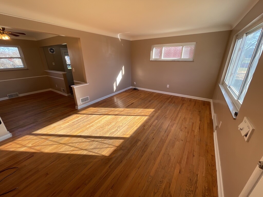 1506 Balfour Ln - Photo 3 of 11