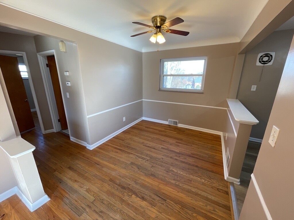 1506 Balfour Ln - Photo 4 of 11