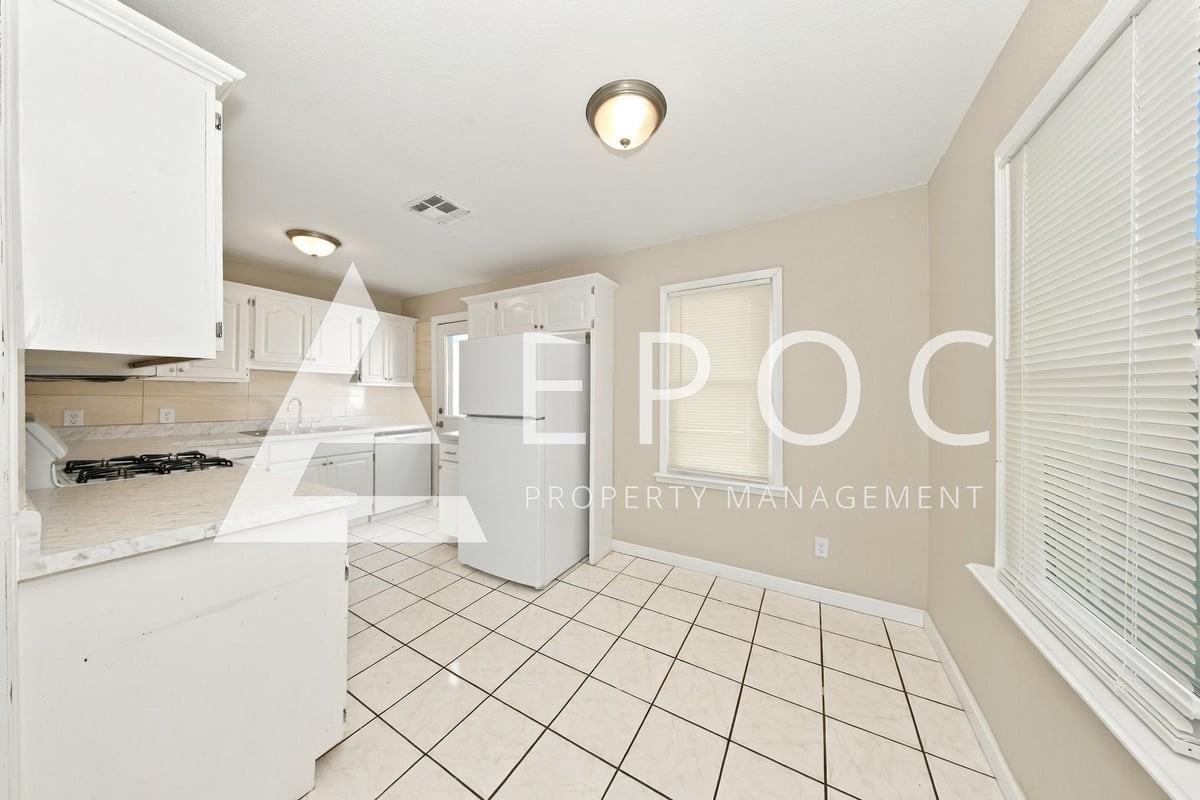 300 W Lilac Ln - Photo 4 of 15