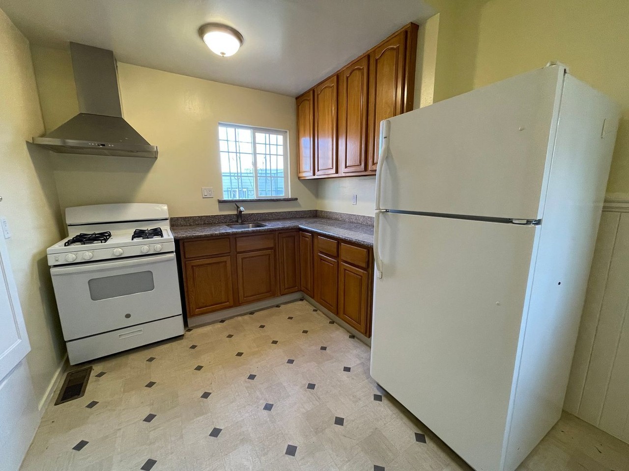 2056 Revere Ave - Photo 7 of 26