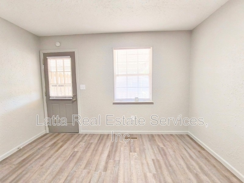 401 W 30th St #B - Photo 5 of 14