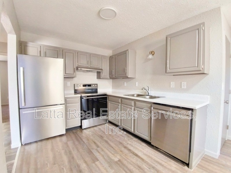401 W 30th St #B - Photo 6 of 14