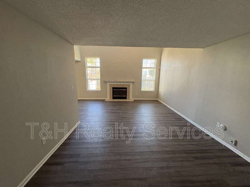 3843 Burningbush Dr - Photo 4 of 26