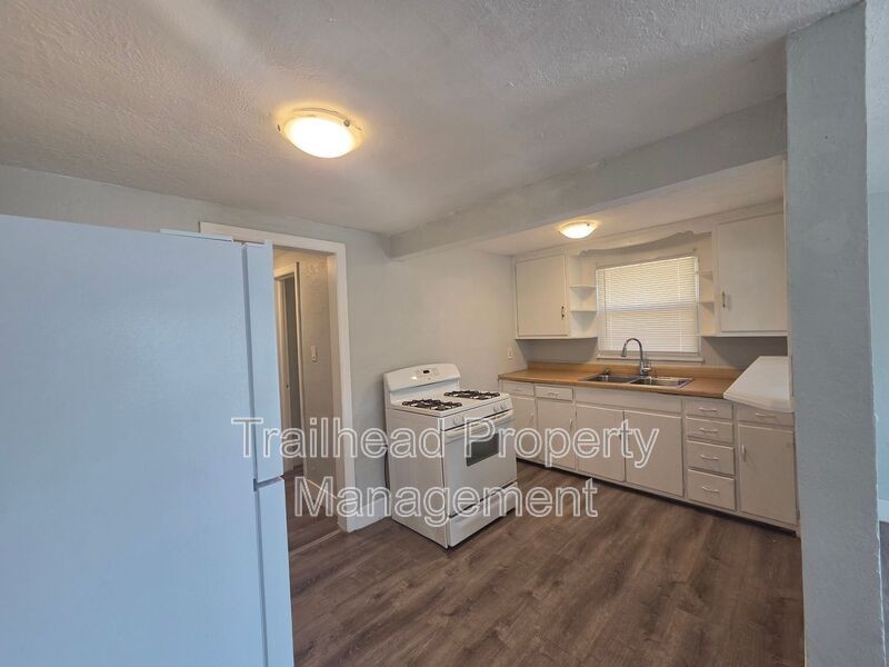 724 N Noland Rd #B - Photo 4 of 13