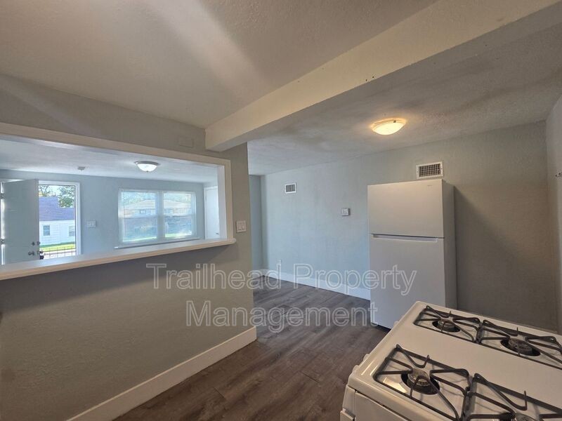 724 N Noland Rd #B - Photo 5 of 13