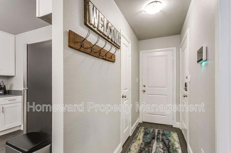 3912 Huntington Dr ##Tx - Photo 3 of 44