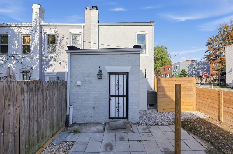 633 18th St Ne - Photo 4 of 33