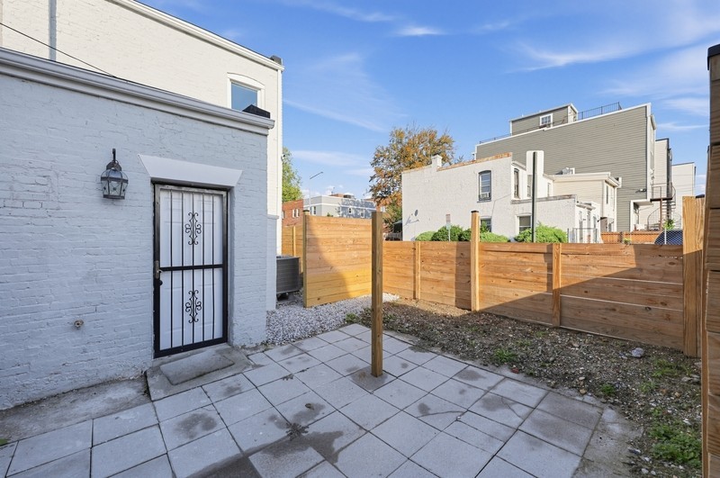 633 18th St Ne - Photo 5 of 33