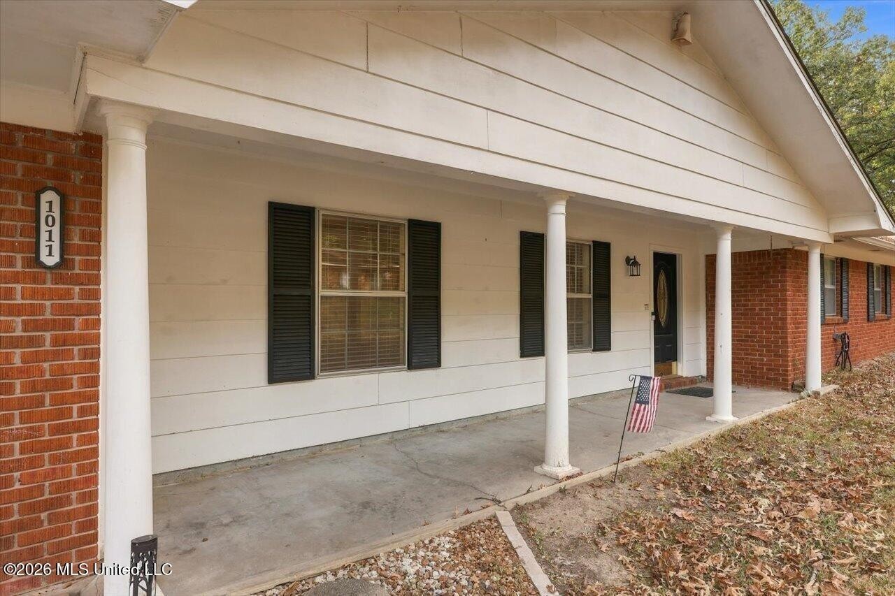 1011 Tanglewood Dr - Photo 2 of 34