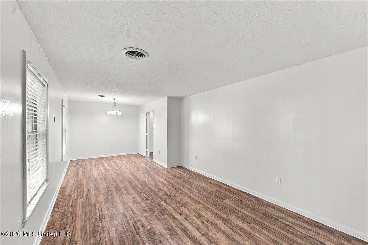 1011 Tanglewood Dr - Photo 3 of 34