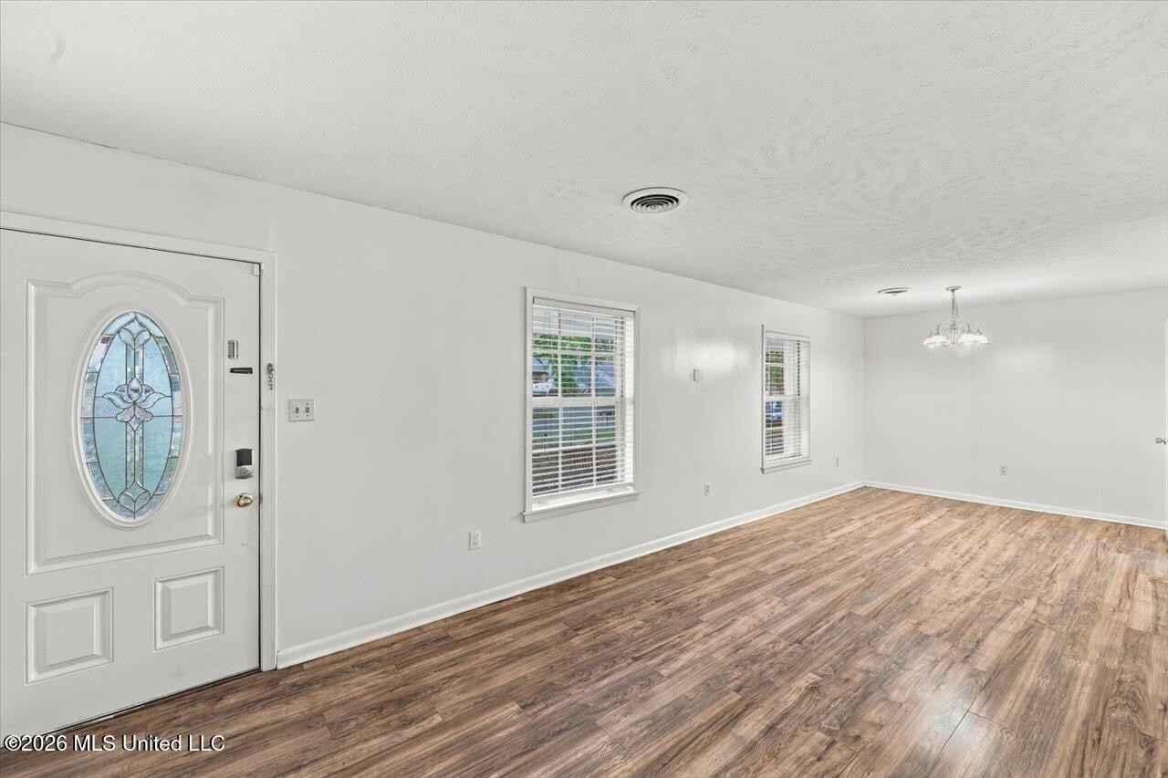 1011 Tanglewood Dr - Photo 4 of 34