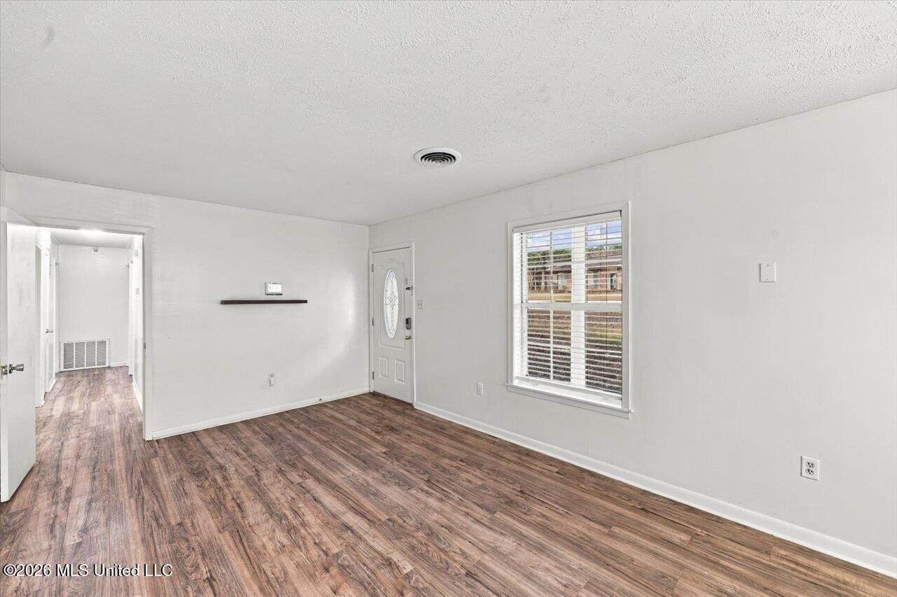 1011 Tanglewood Dr - Photo 5 of 34