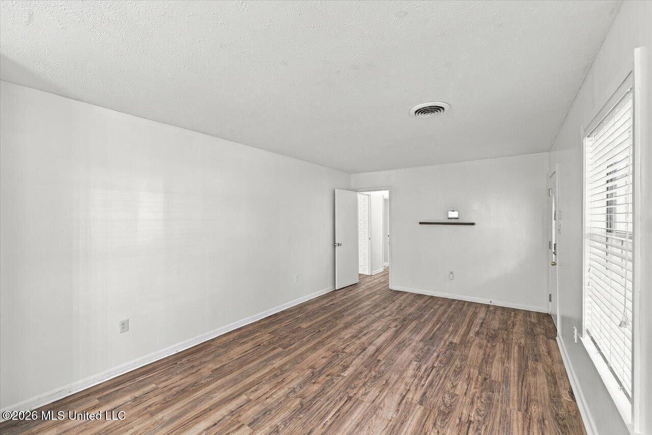 1011 Tanglewood Dr - Photo 6 of 34