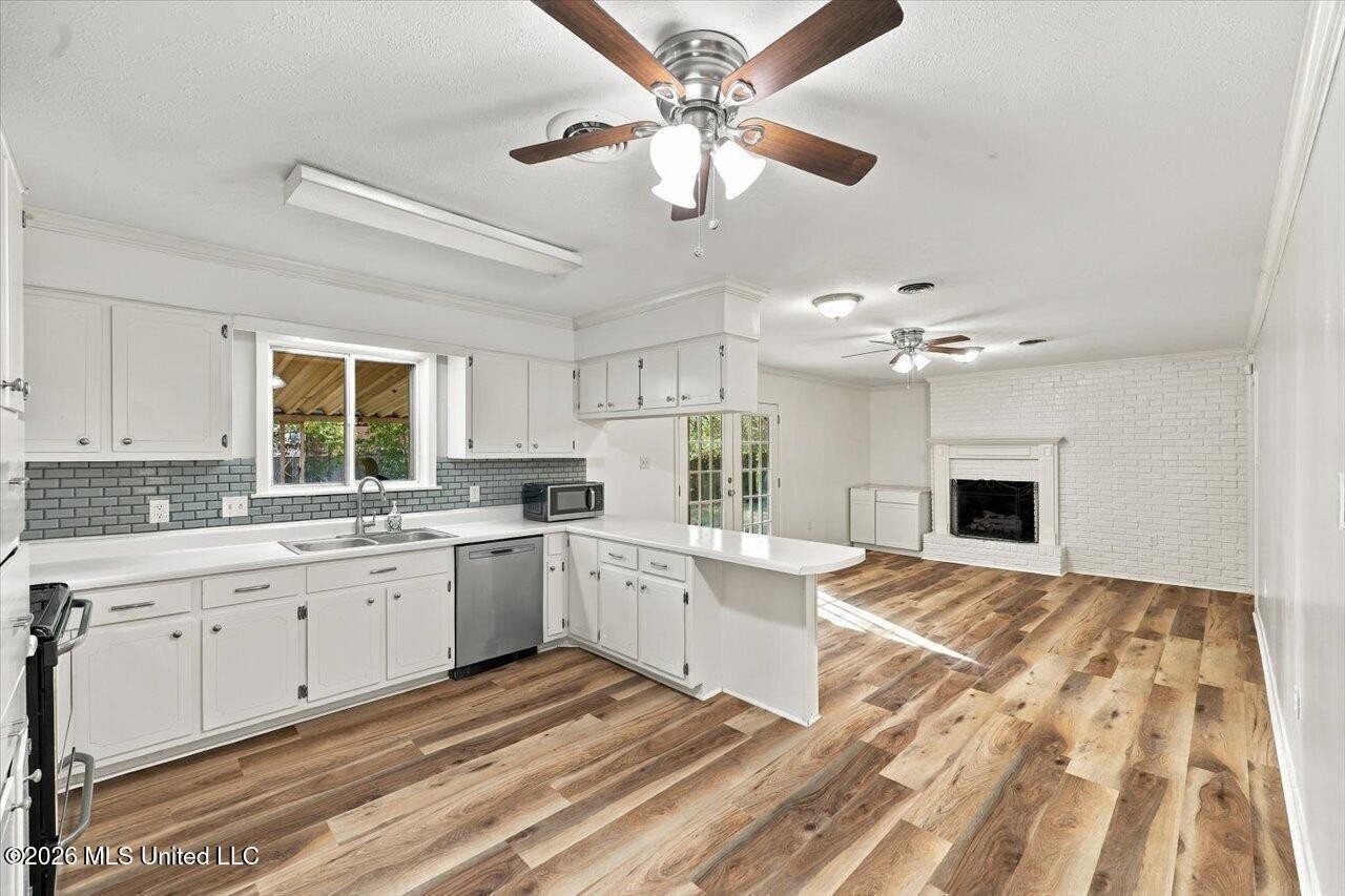 1011 Tanglewood Dr - Photo 7 of 34