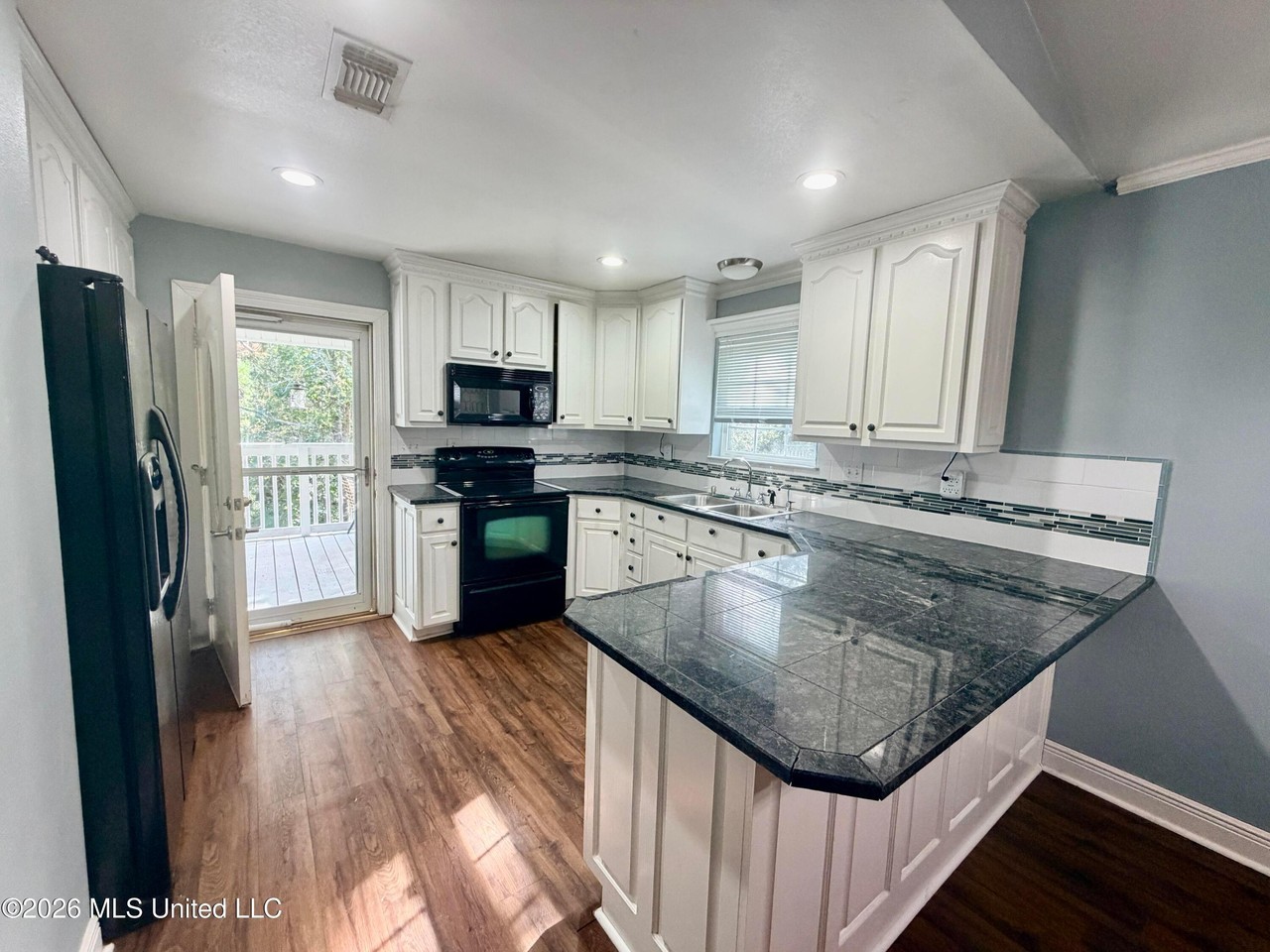 116 Sycamore Dr - Photo 5 of 13