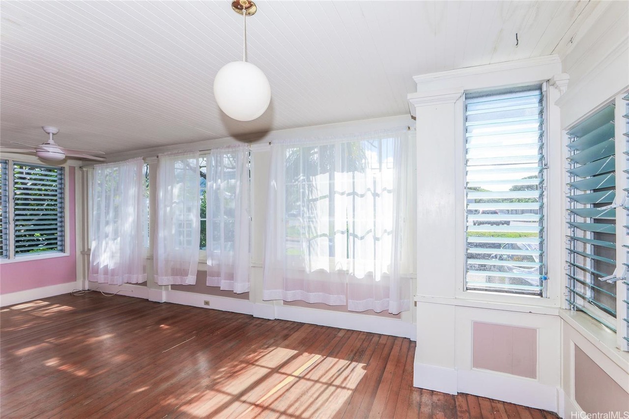 2320 University Ave - Photo 2 of 10