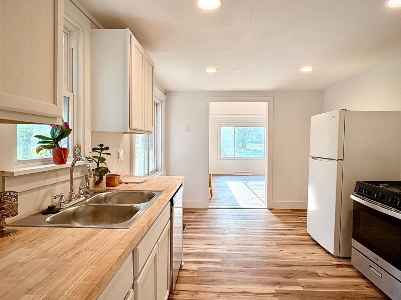 5228 Rowland Rd - Photo 4 of 9