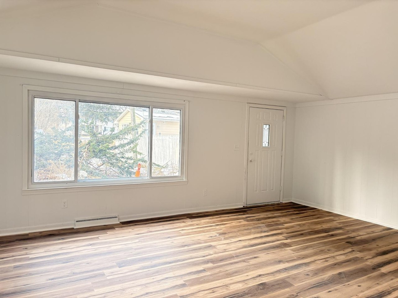 5228 Rowland Rd - Photo 5 of 9