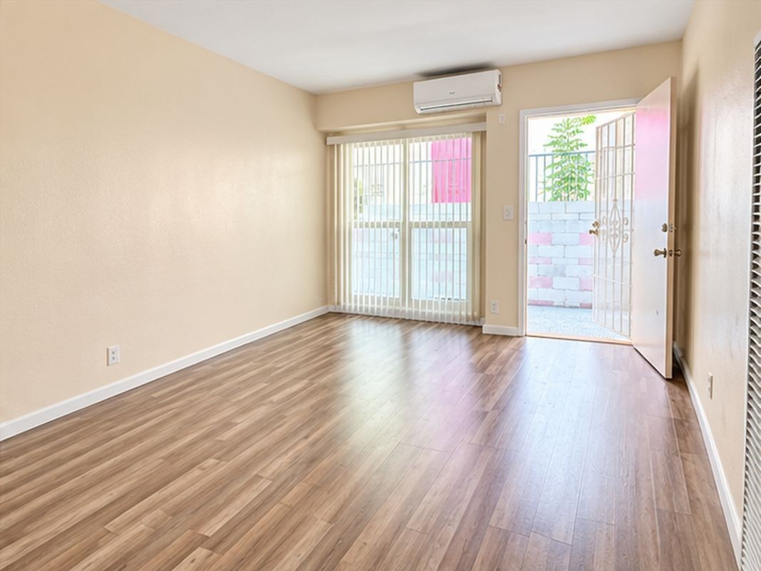13548 Burbank Blvd - Photo 5 of 27