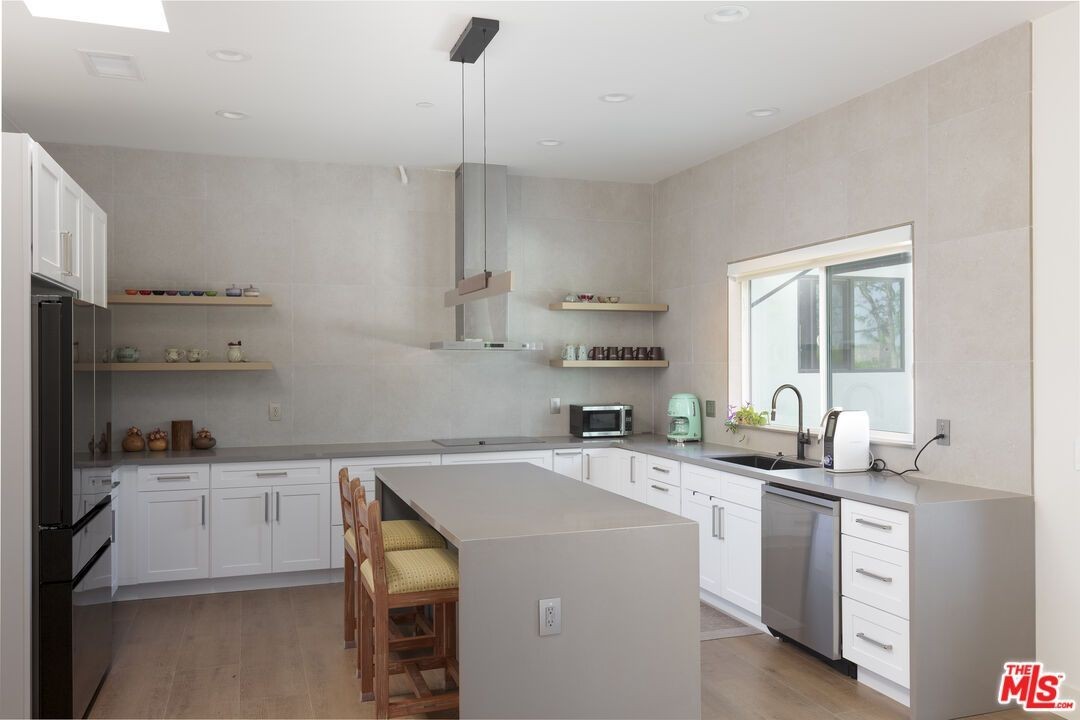 1885 Kashlan Rd - Photo 3 of 13