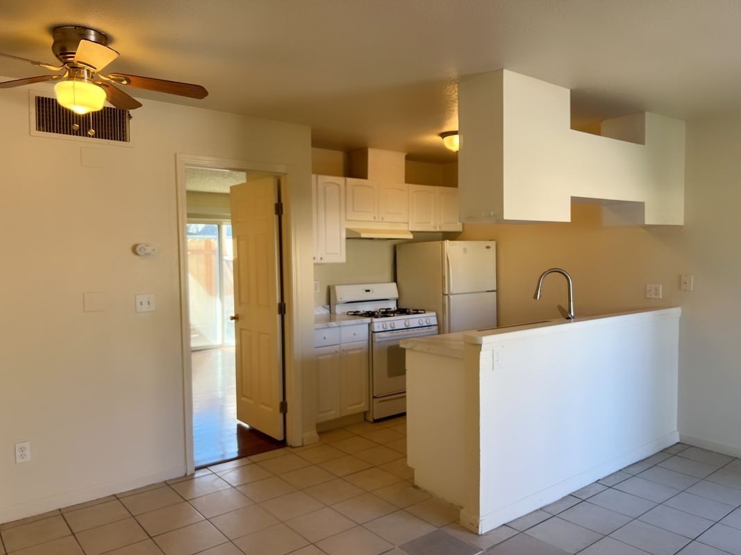 1123 W Swain Rd ##Apt - Photo 3 of 9