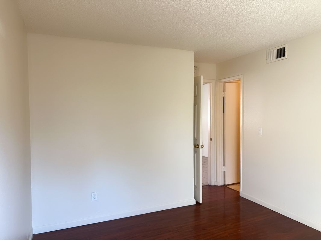 1123 W Swain Rd ##Apt - Photo 5 of 9