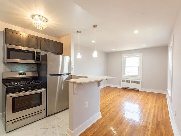 325 Grafton Ave - Photo 2 of 14
