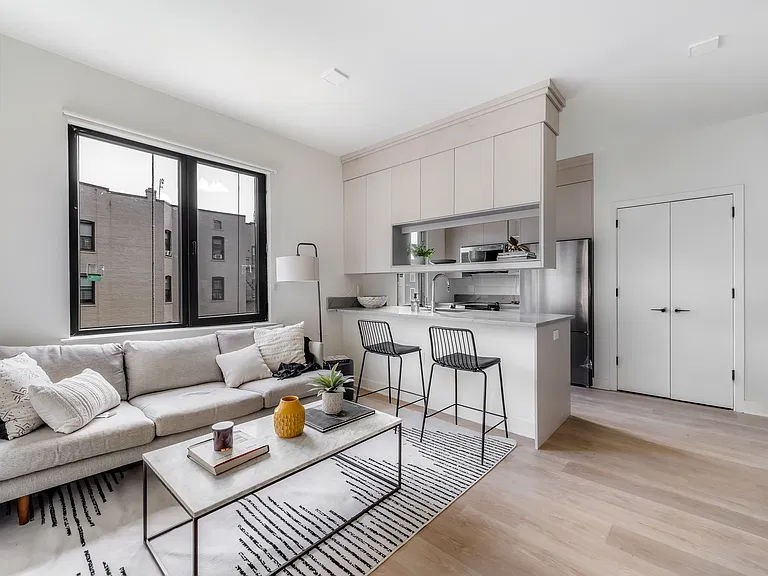 1009 Broad St - Photo 5 of 9