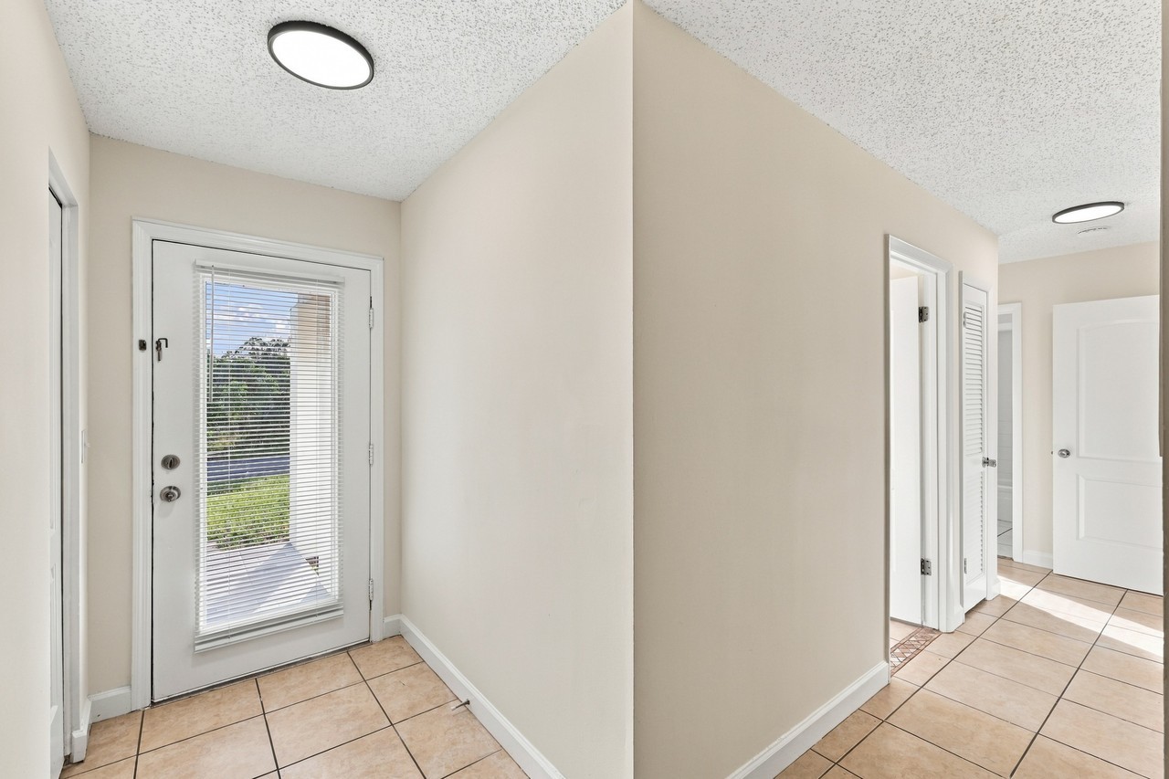 250 Crestview Dr - Photo 2 of 19