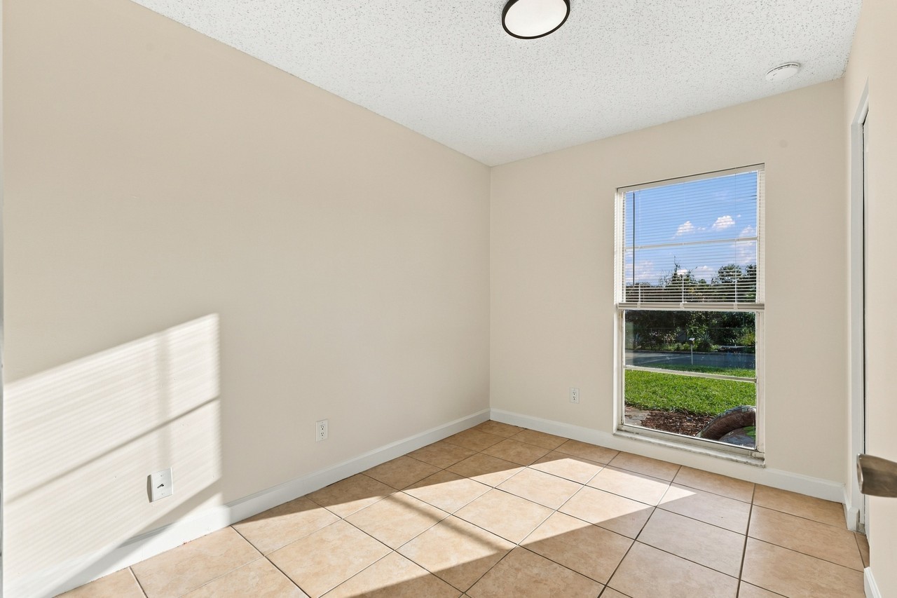 250 Crestview Dr - Photo 3 of 19