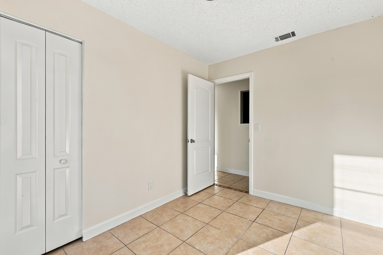 250 Crestview Dr - Photo 4 of 19