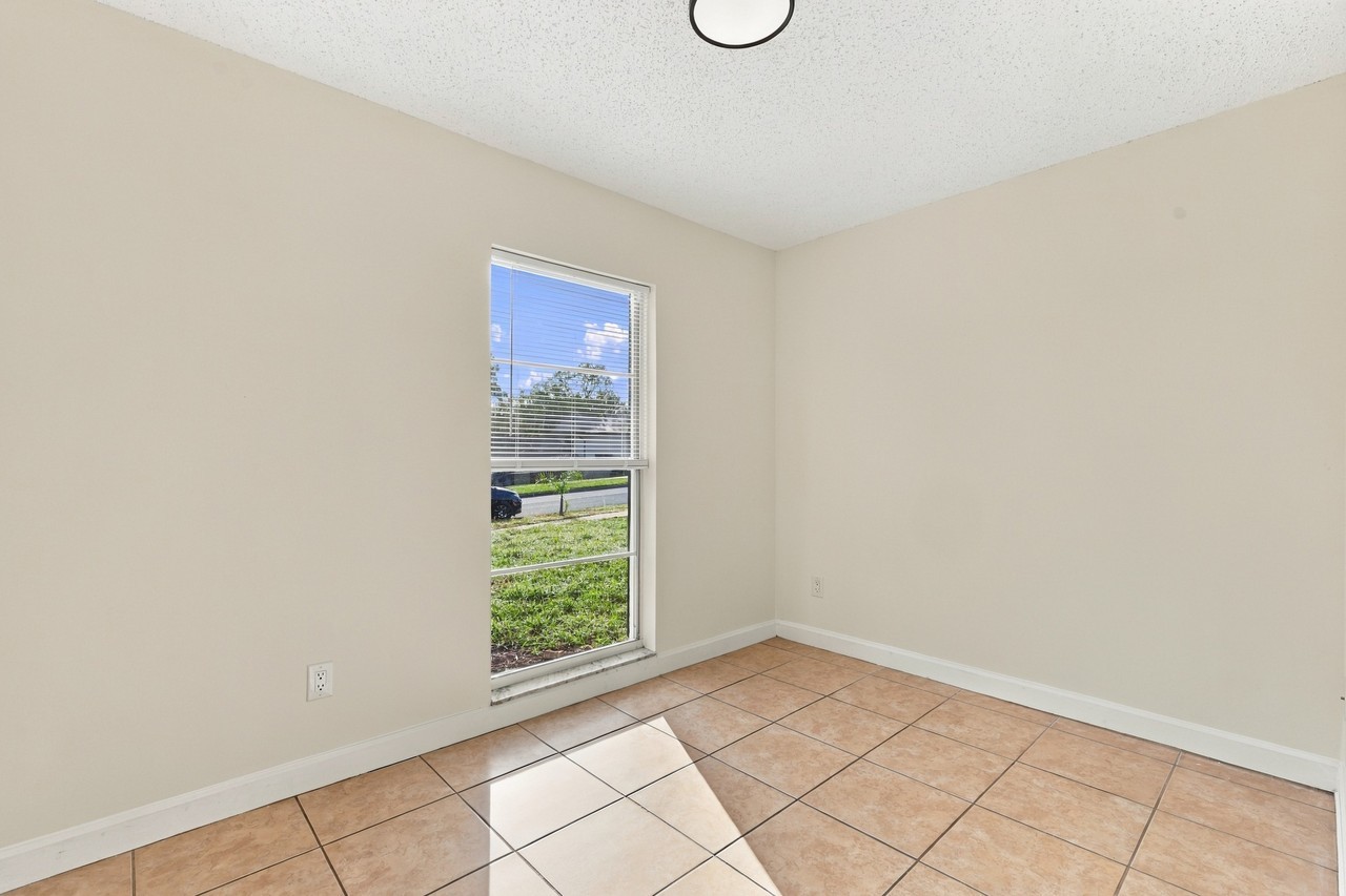 250 Crestview Dr - Photo 5 of 19