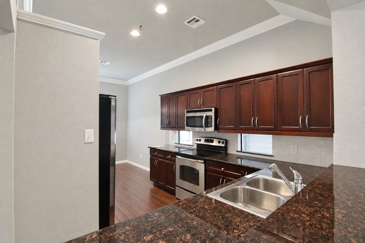 3402 Castleton Dr - Photo 4 of 44