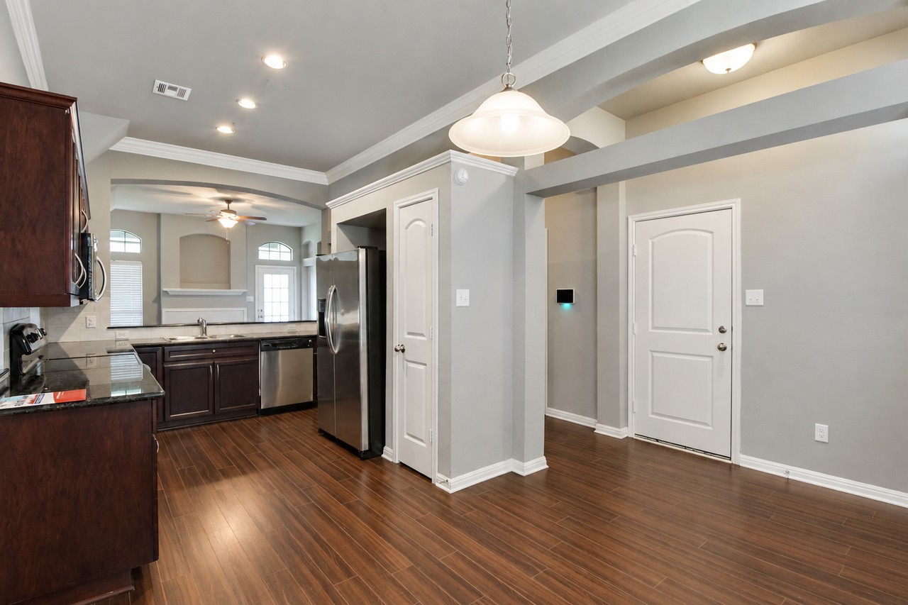 3402 Castleton Dr - Photo 5 of 44