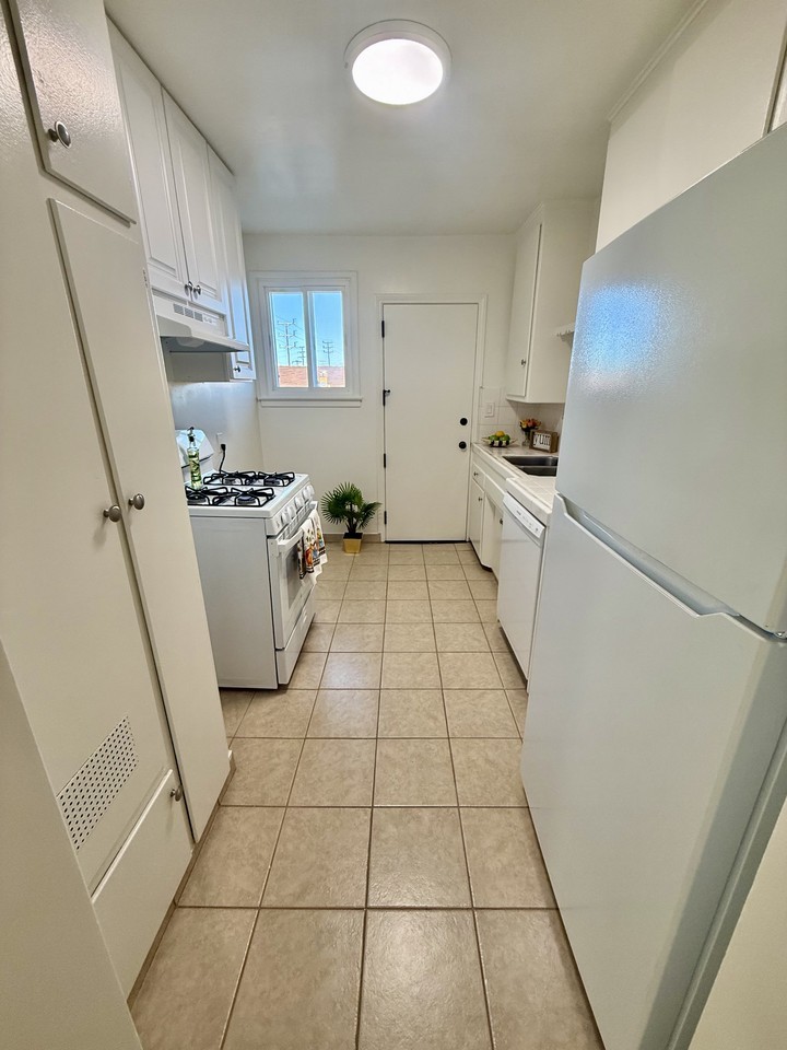 1006 E Imperial Ave #5 - Photo 5 of 17