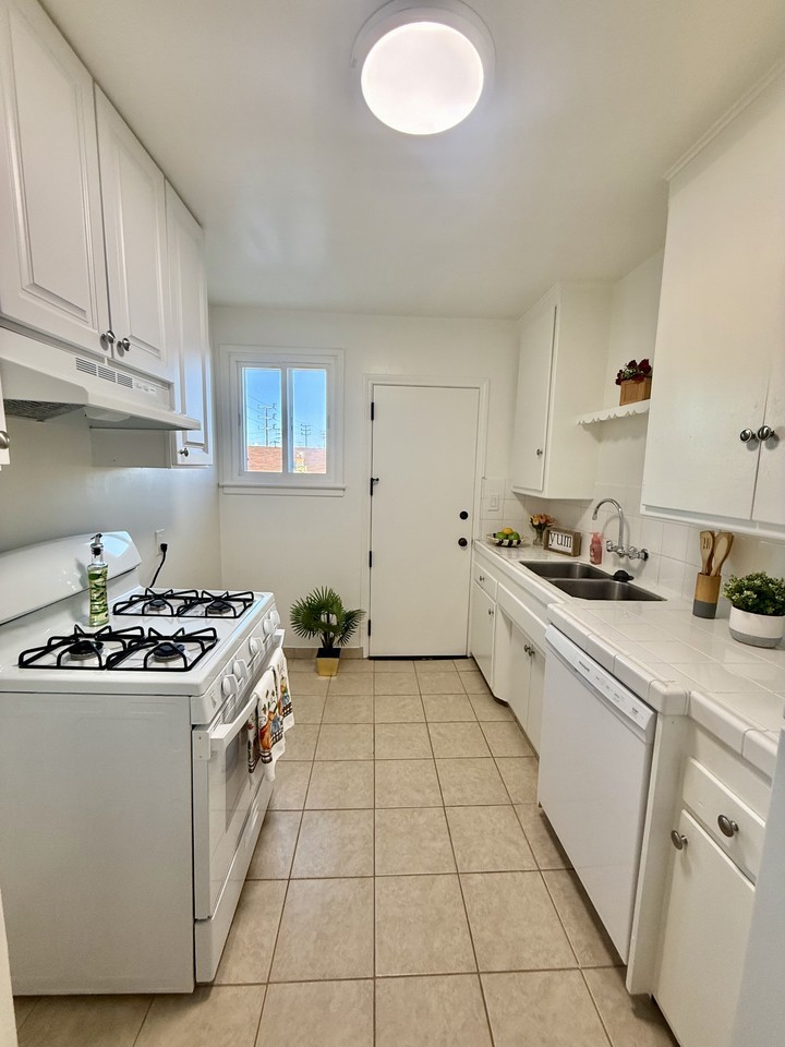 1006 E Imperial Ave #5 - Photo 6 of 17