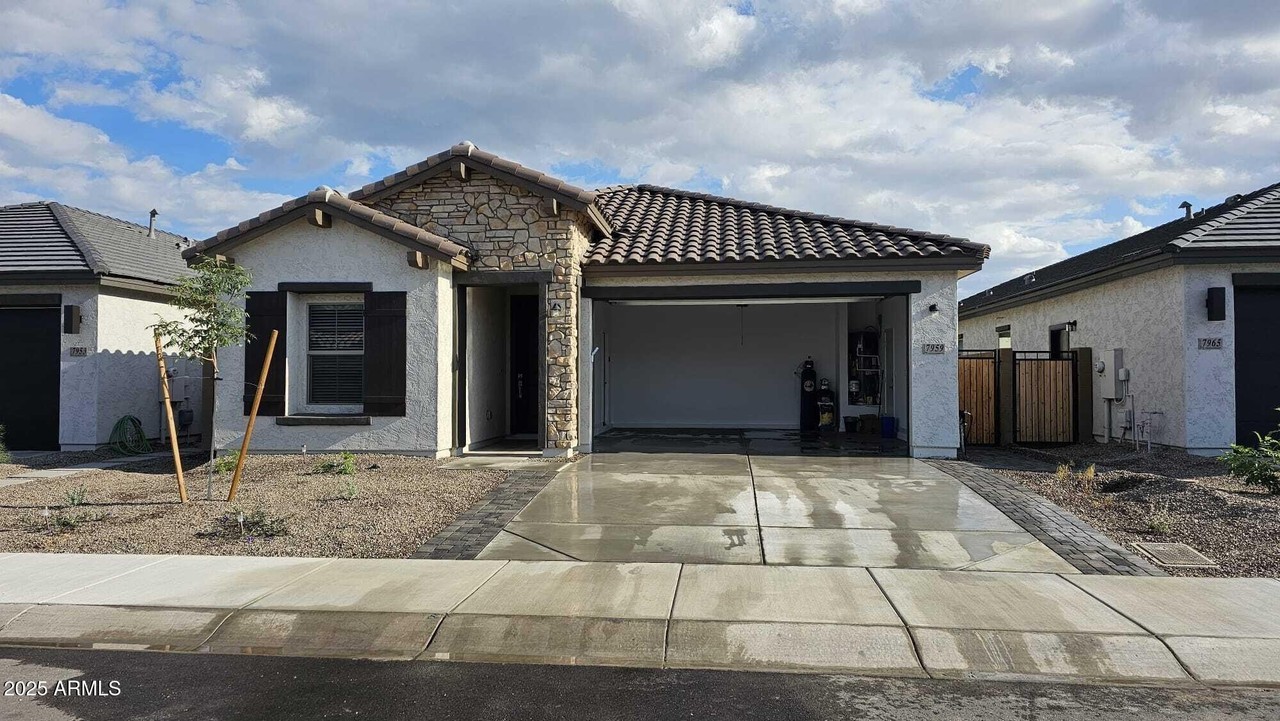 7959 W Hayward Ave - Photo 2 of 21