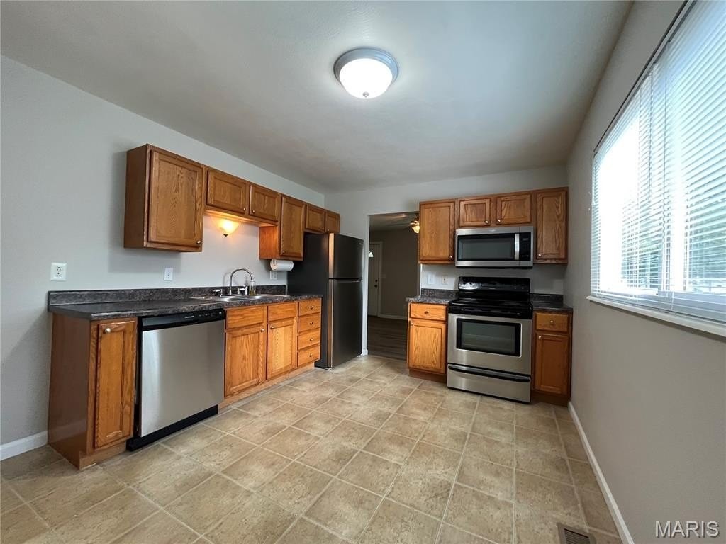 1007 W Nixon Dr - Photo 4 of 15