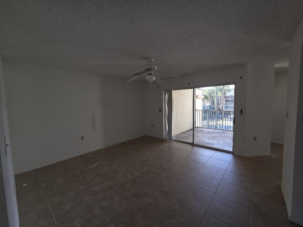 19205 Glenmoor Dr - Photo 3 of 8