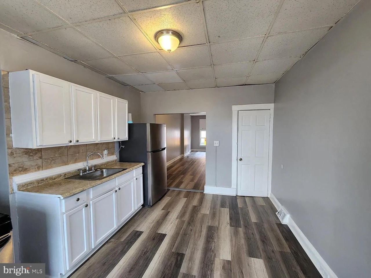 809 N Curley St - Photo 5 of 11
