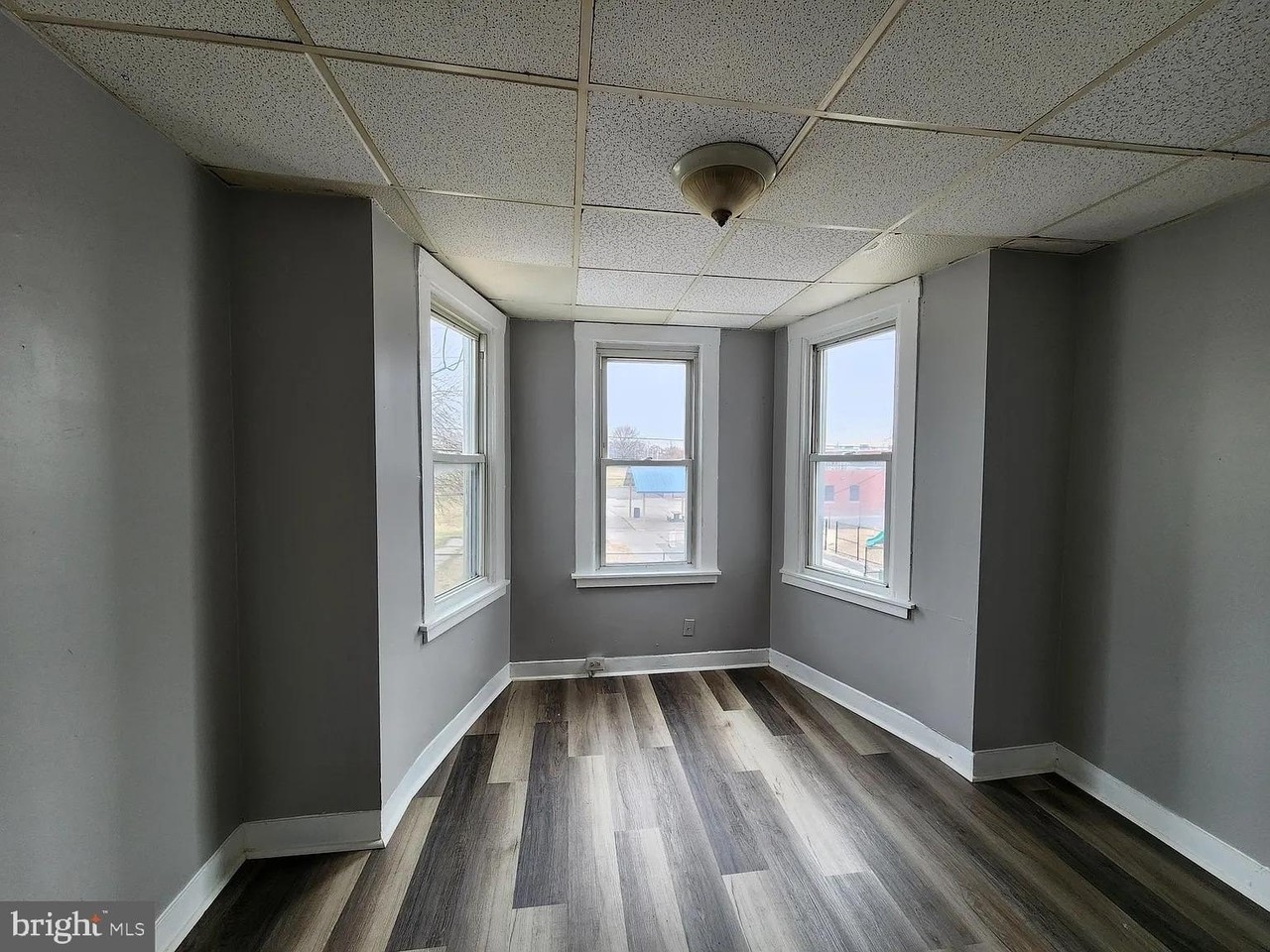 809 N Curley St - Photo 6 of 11