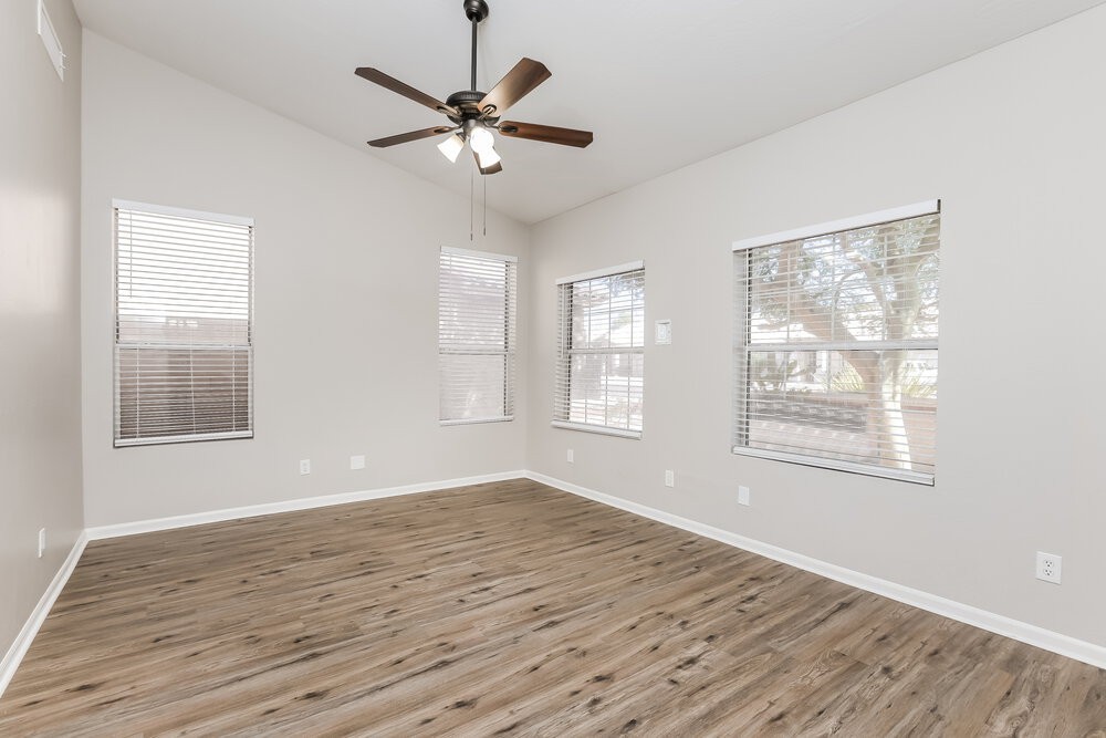 8784 W Kathleen Rd - Photo 4 of 16