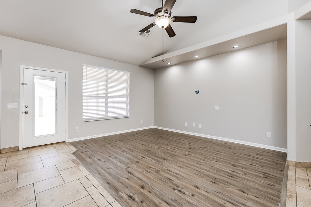 8784 W Kathleen Rd - Photo 5 of 16