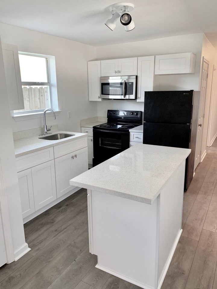2427 Kerlerec St #13 - Photo 4 of 8