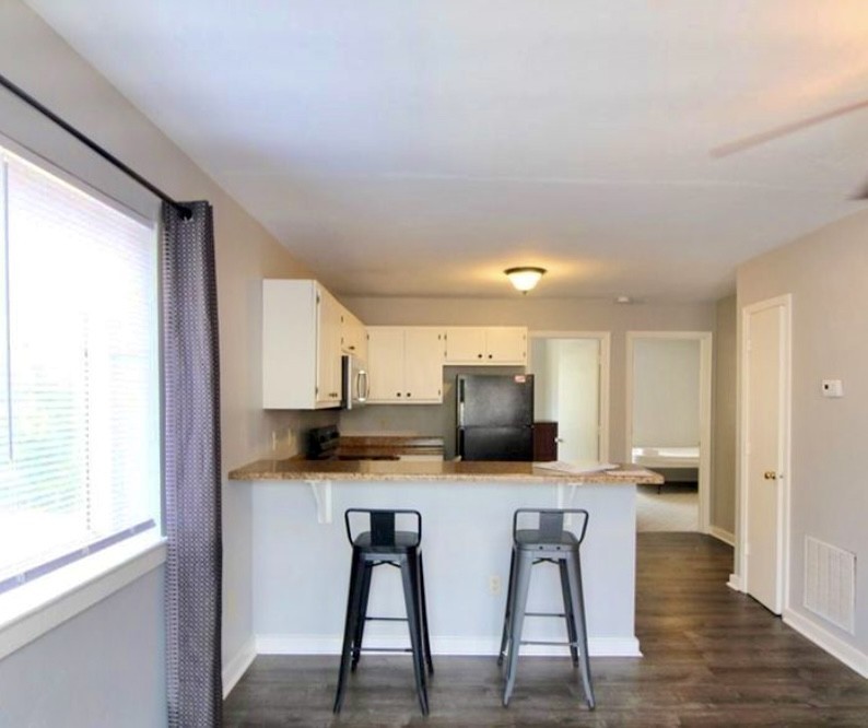 1426 Devon Ln - Photo 3 of 7