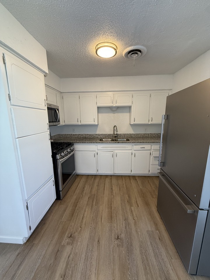 2403 N Osage St - Photo 3 of 10
