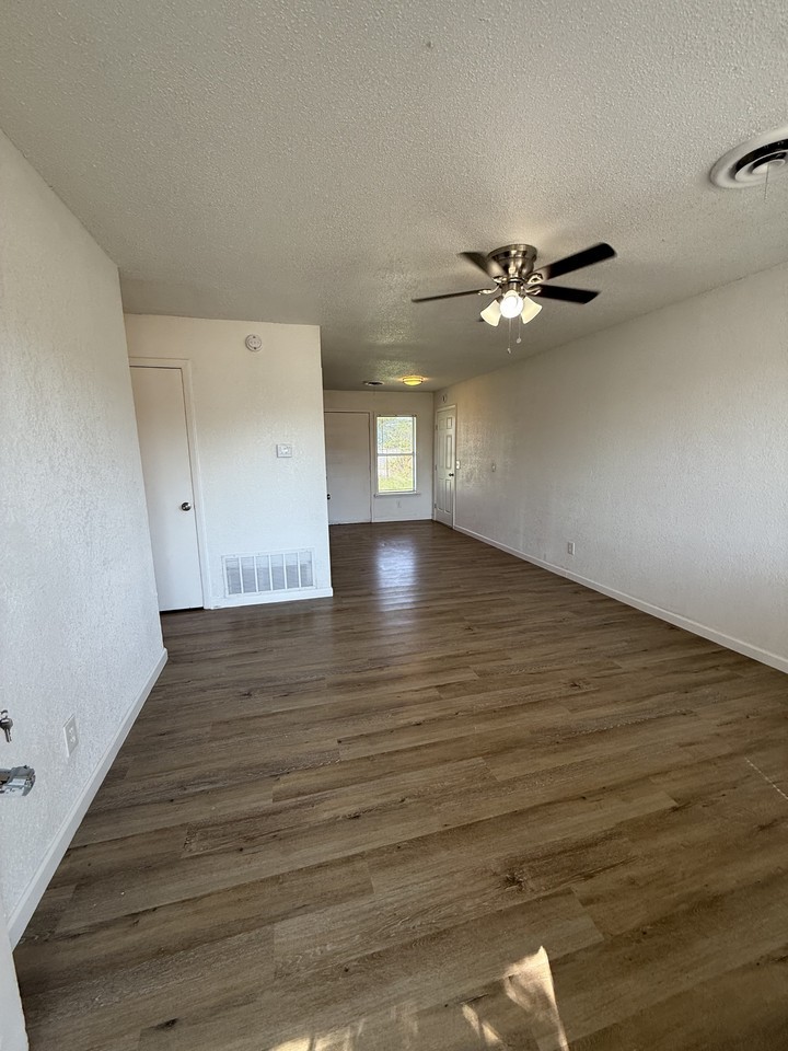2403 N Osage St - Photo 4 of 10