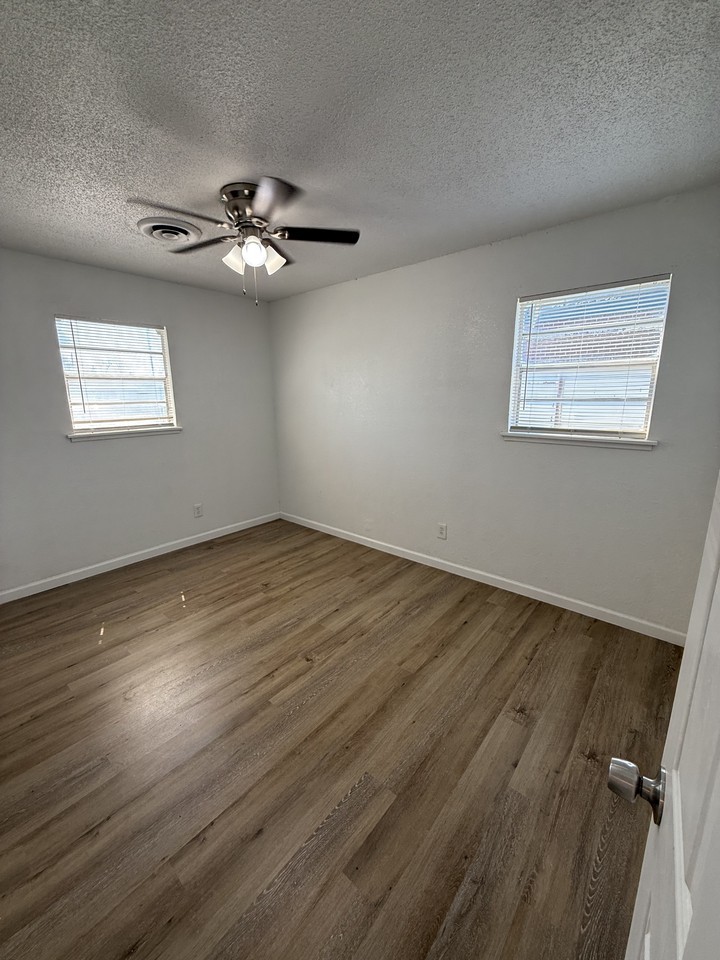 2403 N Osage St - Photo 5 of 10