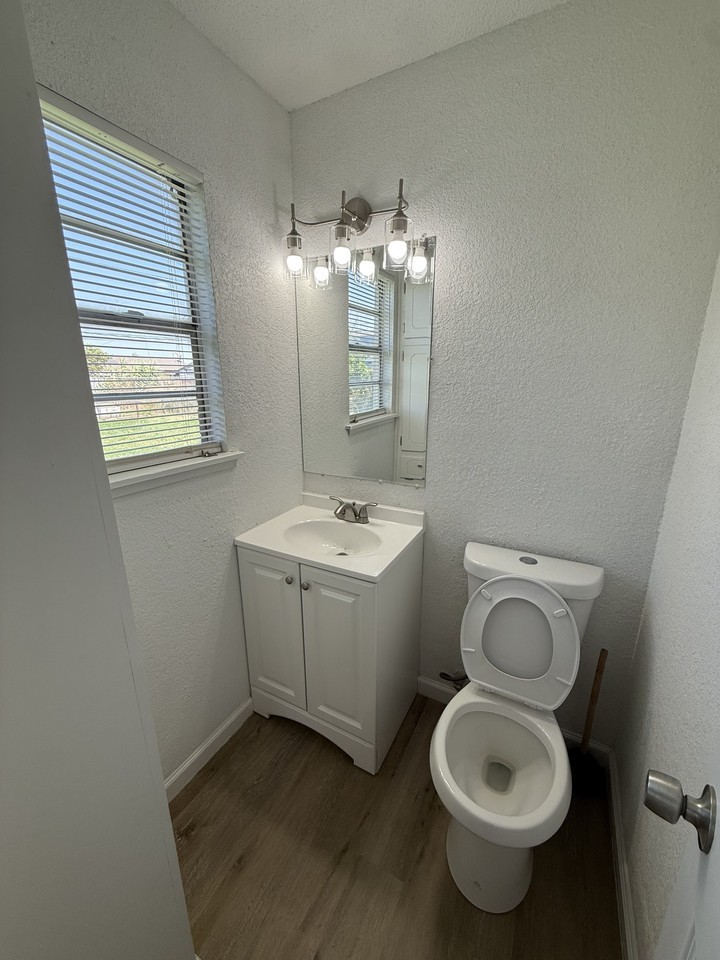 2403 N Osage St - Photo 6 of 10