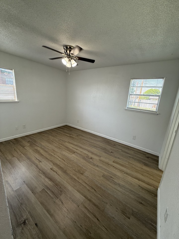 2403 N Osage St - Photo 7 of 10